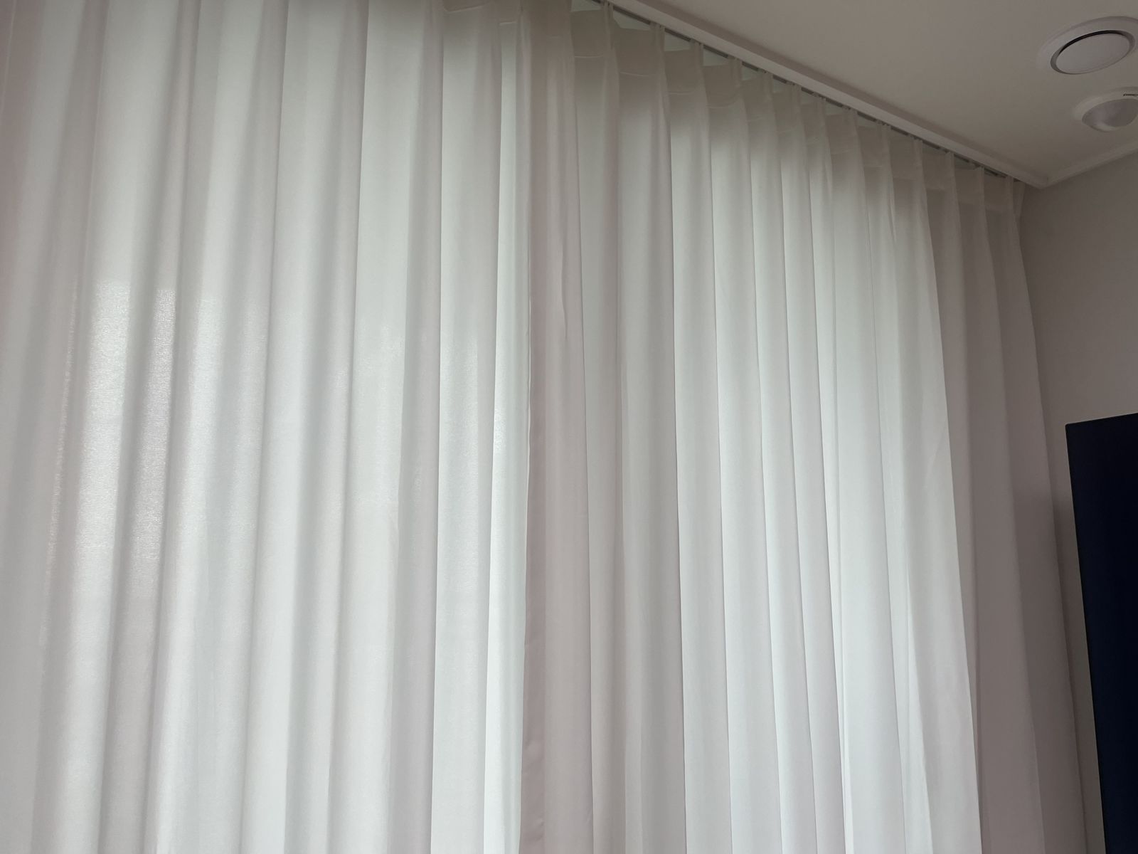 방 쉬폰 커튼 주름 디테일